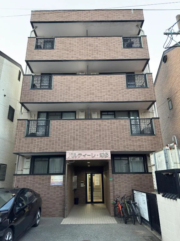 パルティーレ博多の実際の建物外観と入口